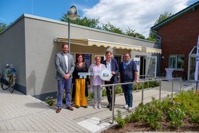 V.l.: IPM-Geschäftsführer Michael Köhler, Brigitta Matthies, ehemalige Kita-Leitung, Kita-Leiterin Claudia Görtz, Stadtdirektor Burkhard Hintzsche und Jugendamtsleiter Stephan Glaremin vor dem neuen Familienzentrum. Foto: Uwe Schaffmeister