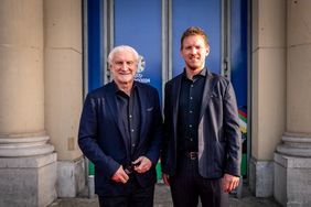 DFB-Sportdirektor Rudi Völler (l.), der am Tag des "Official Dinner" seinen Vertrag verlängert hatte, zusammen mit Bundestrainer Julian Nagelsmann auf dem Roten Teppich.