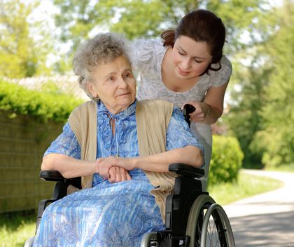 Seniorin im Rollstuhl mit Begleitung, © Alexander Raths, fotolia