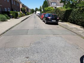 Der Kaarster Weg wird mit einem Dünnschichtbelag instand gesetzt. Foto: Amt für Verkehrsmanagement