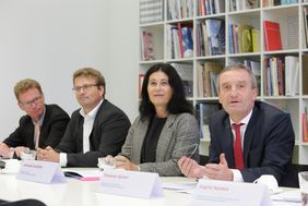 Oberbürgermeister Thomas Geisel, Verkehrsdezernentin Cornelia Zuschke sowie vom Amt für Verkehrsmanagement: Ralf Poppenborg, Abteilungsleiter Verkehrstechnik, und Amtsleiter Ingo Pähler (v.r.). Foto: Ingo Lammert
