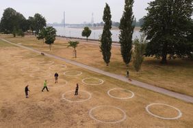 Die Kreise sollen als Abstandsmarkierung dienen und gleichzeitig den Düsseldorfern die Abstandsregeln zum Schutz vor dem Coronavirus in Erinnerung rufen. Foto: David Young