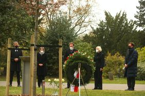 Gedenken an die Corona-Verstorbenen auf dem Südfriedhof in Düsseldorf: Bürgermeister Josef Hinkel, Bürgermeisterin Klaudia Zepuntke, Oberbürgermeister Dr. Stephan Keller, Bürgermeisterin Clara Gerlach und Stadtdirektor Burkhard Hintzsche (v.l.). Foto: David Young