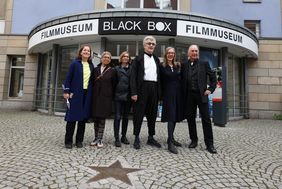 Vor dem Filmmuseum: Hella Wenders, Marion Döring, Claire Brunel, Wim Wenders und Donata Wenders (alle Wim Wenders Stiftung) zusammen mit Bernd Desinger, Leiter Filmmuseums (v.l.)