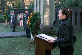 Die Bezirksvertretung 7 hatte auf dem Waldfriedhof Gerresheim zur Gedenkfeier eingeladen. Beigeordnete Britta Zur sprach dort ein Grußwort und nahm an der Kranzniederlegung am Ehrenmal teil.