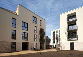 Sechs Mehrfamilienhäuser mit 91 Wohnungen sind seit Herbst 2020 auf dem ehemaligen Gelände des Benrather Hospitals in direkter Nachbarschaft von Schloss Benrath entstanden. Foto: SWD Düsseldorf