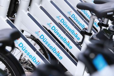 Foto das einen Ausschnitt mehrerer Düsselbikes in einer Reihe zeigt