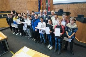 Im Rahmen des Fachtags "Generation rauchfrei" überreichte Gesundheitsdezernent Prof. Dr. Andreas Meyer-Falcke den Jugendlichen, die sich bei der Aktion "Nikotinkinder" engagiert hatten, Beteiligungsnachweise. Foto: Michael Gstettenbauer