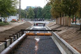 Die Offenlegung der Düssel ist bereits weit gediehen. Im Hintergrund ist eine der drei Brücken erkennbar, die zukünftig Fußgängern und Radfahrern zur Verfügung stehen werden. Foto: Ingo Lammert