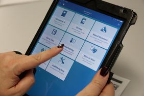 Mit der App können sich Senioren sowie Menschen mit und ohne Behinderung künftig über Themen wie Gesundheit, Aktivität im Alter und Pflege in Düsseldorf informieren. Foto: Lammert