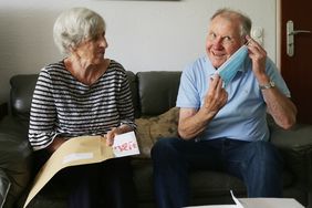 Beim Ehepaar Heidi und Günter Rahn sind die Hygienekits schon angekommen und werden gleich ausprobiert. Foto: David Young