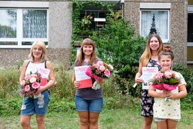 Die Gewinnerinnen des Wettbewerbs um den schönsten Balkon Garaths (v.l.): Sylvia Vonhof (Platz 2) und Denise Sauer (Platz 3; mit Tochter) nehmen die Siegerin in die Mitte; Foto: Schaffmeister