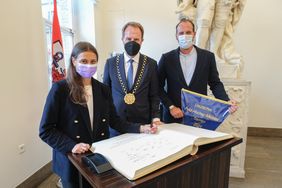 Empfang für den DHC im Rathaus mit Eintrag in das Goldene Buch der Landeshauptstadt (v.l.): Teamkapitänin Selin Oruz, Oberbürgermeister Dr. Stephan Keller und Trainer Nicolai Sussenburger; Foto: Gstettenbauer