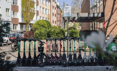 Die Sharingstation der Mobilitätsstation Münsterplatz, die im April 2025 eröffnet wurde. © Connected Mobility Düsseldorf