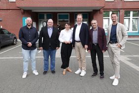Rundgang in der Ausländerbehörde Düsseldorf mit Kulturreferent David Miga, Amtleiter Rana Bhattacharjee, OB Dr. Stephan Keller, NRW-Ministerin Josefine Paul, Abteilungsleiter Frank Rodemann und Sachgebietsleiter Kevin Drzazga (v.r.), Foto: Young.