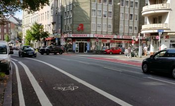 Neuer Radfahrstreifen mit Sicherheitsstreifen zu parkenden Autos.