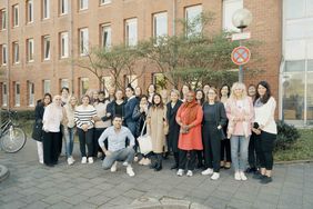 Frauen mit Flucht- und Migrationshintergrund starten im Rahmen eines Pilotprojektes ihre Ausbildung zu Integrationsbegleiterinnen in Düsseldorfer Kitas © Timo Heiduk, BSG Bildungsinstitut für Soziales und Gesundheit GmbH