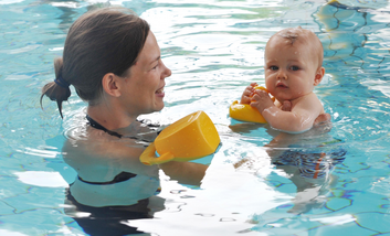 Mutter mit Kind beim Babyschwimmen