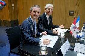 Oberbürgermeister Thomas Geisel und Jean-Claude Dardelet, Vize-Präsident der Metropolregion Toulouse während der Unterzeichnung