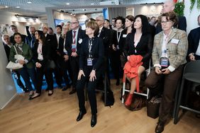 Auch Kölns Oberbürgermeisterin Henriette Reker (Bildmitte) gehörte bei dem Vortrag von OB Geisel zu den Gästen am Gemeinschaftsstand der Landeshauptstadt Düsseldorf & Partner.