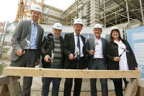 Richtfest Regenbogenschule: Schlugen den "letzten Nagel" ein (v.l.) Florian Dirszus, Schulverwaltungsamt, Bürgermeister Wolfgang Scheffler, Stadtdirektor Burkhard Hintzsche, Dr.-Ing. Heinrich Labbert, IPM, Schulleiterin Anke Schäfer. Fotos: David Young