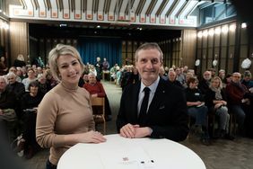 Die Gäste nutzten den 36. OB-Dialog in Vennhausen, um mit OB Thomas Geisel zu diskutieren und ins Gespräch zu kommen. Sarah Walther moderierte die Gesprächsrunde im Saal der Evangelischen Markus Kirchengemeinde.