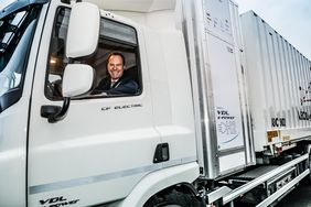 Oberbürgermeister Dr. Stephan Keller bei der Vorstellung eines Brennstoffzellen-LKW bei ABC-Logistik in Düsseldorf. Foto: LHD/Melanie Zanin