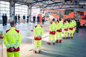 Die Übergabe der Urkunden erfolgte Corona-konform in der Fahrzeughalle der Feuerwache an der Posener Straße.