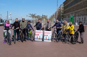 Mobilitätsdezernent Jochen Kral (5.v.r.) rief gemeinsam mit weiteren Radfahrerinnen und Radfahrern am Mannesmannufer zur Teilnahme am Stadtradeln-Wettbewerb auf. Foto: Uwe Schaffmeister