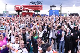 Fans in der Fan Zone am Burgplatz stimmen sich auf das Spiel ein. Foto: David Young
