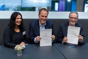 Schlossen die Konversionspartnerschaft: Oberbürgermeister Dr. Stephan Keller (M.) und Stadtplanungsdezernentin Cornelia Zuschke mit Paul Johannes Fietz, Vorstandsmitglied der Bundesanstalt für Immobilienaufgaben. Foto: Gongoll