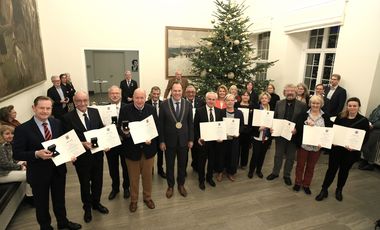 Auszeichnung verdienter Ratsmitglieder im Rathaus mit dem Jan-Wellem-Ring und dem Ehrenring des Rates: OB Dr. Stephan Keller (M. mit Amtskette) im Kreis der Gewürdigten, alle Fotos: Lammert.