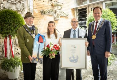 Schaustellerehrung 2026: OB Dr. Keller (r.) und Andreas-Paul Stieber, 1. Chef des St. Sebastianus Schützenverein Düsseldorf 1316 e. V., (l.) zusammen mit Mario Gagliardi und seiner Tochter Romina Gagliardi, Foto: LHD/Melanie Zanin