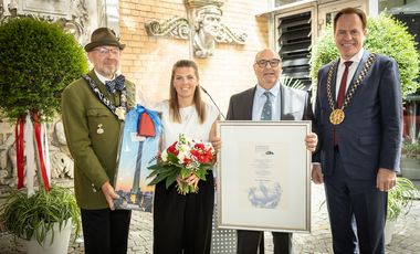 Schaustellerehrung 2026: OB Dr. Keller (r.) und Andreas-Paul Stieber, 1. Chef des St. Sebastianus Schützenverein Düsseldorf 1316 e. V., (l.) zusammen mit Mario Gagliardi und seiner Tochter Romina Gagliardi, Foto: LHD/Melanie Zanin