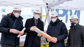 Grundsteinlegung Haus der Jugend: (von links) Jugendamtsleiter Johannes Horn, Oberbürgermeister Dr. Stefan Keller, Stadtdirektor Burkhard Hintzsche und Stefan Keulen, Geschäftsführer des Generalunternehmers Derichs und Konertz, ©Landeshauptstadt Düsseldorf/Wilfried Meyer