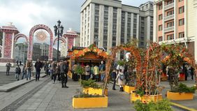 Der Marktplatz mit Torbögen, teilweise mit Ranken, einer mit Moskau-Schriftzug