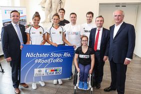 Martin Ammermann, Geschäftsführer der Düsseldorf Congress Sport & Event,  Oruz, Lisa Marie Schütz, Patrick Franziska, Jochen Wollmert, Sandra Mikolaschek (vorne), Timo Boll (Team Rio), OB Thomas Geisel und Stockheim-Geschäftsführer Karl-Heinz Stockh