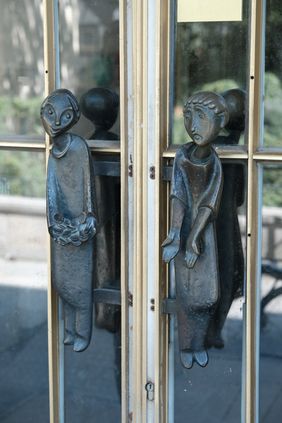 Kunst am Bau - hier die von Max Kratz gestalteten Türgriffe am Eingang zu der alten Kämmerei. Foto: Michael Gstettenbauer