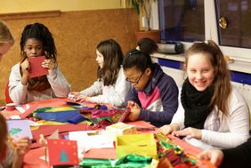Die Kinder beim Basteln der Geschenke