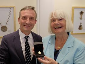 Oberbürgermeister Thomas Geisel gibt Barbara Gladysch den Jan-Wellem-Ring zurück. Foto: Meyer