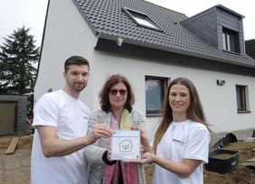 Umweltdezernentin Helga Stulgies (Mitte) überreicht den Hauseigentümern Jennifer Breising und Rafael Wybranietz die Plakette "Energieeffizientes Haus", Foto: Wilfried Meyer