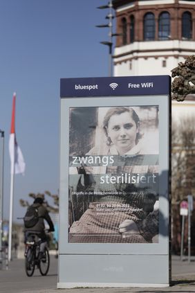 Die Mahn- und Gedenkstätte und der Außenwerber und Stadtmöblierer Wall haben eine langfristige Kooperation geschlossen: Diese beinhaltet die kostenfreie Bereitstellung von Werbeflächen zur Information über die Aktivitäten der Gedenkstätte