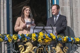 Oberbürgermeister Dr. Stephan Keller und die ukrainische Generalkonsulin Iryna Shum auf dem Balkon am Düsseldorfer Rathaus, wo ein besonderes Zeichen der Solidarität mit der Ukraine gesetzt wurde. Foto: LHD/Michael Gstettenbauer