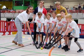 Sportdezernentin Britta Zur (l.) und eine Hockey-Riege bei der Talentiade in der Dieter-Forte-Gesamtschule; Foto: Schaffmeister