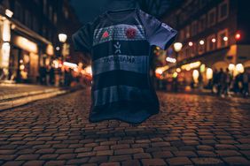 Aus Liebe zur Altstadt präsentiert die Fortuna gemeinsam mit ihrem Partner 11teamsports das Sondertrikot "Altstadt". Foto: F95