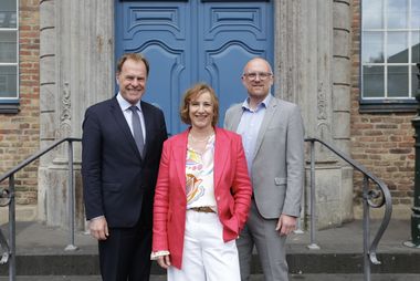 Dr. Stephan Keller (li.), OB Landeshauptstadt Düsseldorf, stellte zusammen mit Sören Link, OB Stadt Duisburg, die Generalintendantin zur Spielzeit 2027/28, Ina Karr, im Rahmen einer Pressekonferenz vor. Foto: Lammert