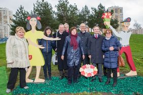 Gruppenbild mit Oberbürgermeister Thomas Geisel um die Statue