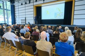 Rund 80 Teilnehmer waren zu einem Workshop zur „Umsetzungsstrategie Zukunft Altstadt/Innenstadt“ in die Rheinterasse gekommen. Im Mittelpunkt stand der Alte Hafen. OB Dr. Stephan Keller stellte Einzelheiten vor. © Landeshauptstadt Düsseldorf, Michael Gstettenbauer 