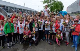 Strahlende Gesichter bei der Siegerehrung im Arena-Sportpark