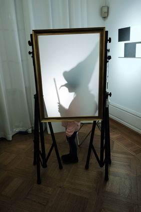 Im Goethe-Museum konnten die Kinder Schattenriss-Selfies machen, für die sie sich als Hexen oder Zauberer verkleiden konnten; Foto: Michael Gstettenbauer